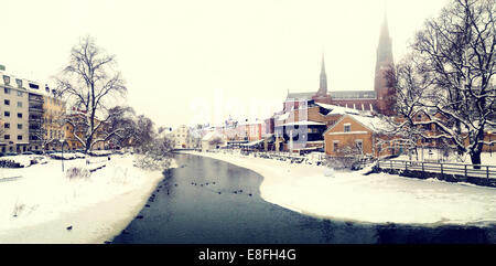 Schweden, Svealand, Uppsala, Fyris Fluß und Uppsala Kathedrale (Domkyrkan) im winter Stockfoto