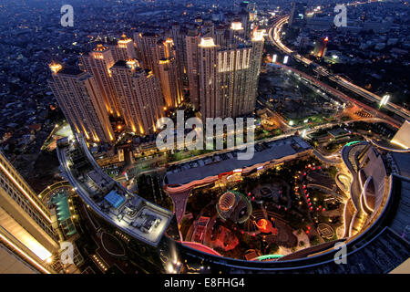 Indonesien, Jakarta spezielle Hauptstadtregion Daerah Khusus Ibukota Jakarta, Letjen S Parman Nacht Stadtbild von Alaina Turm (Central Park) gesehen Stockfoto