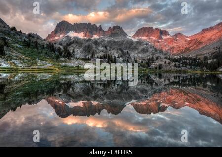 USA, Kalifornien, Inyo National Forest, Minarette und See Ediza Morgen Stockfoto