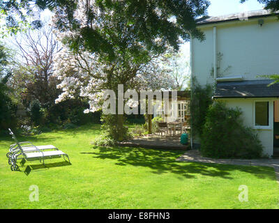 Sonnenliegen im Garten, New Forest National Park, Hampshire, England, Großbritannien Stockfoto