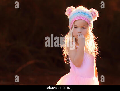 Porträt eines Mädchens mit Hut und Bärenohren, Kalifornien, USA Stockfoto