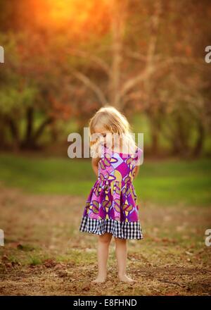 Porträt eines Mädchens, das barfuß im Park steht, Kalifornien, USA Stockfoto