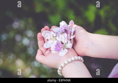 Mädchen mit Handvoll Blumen Stockfoto