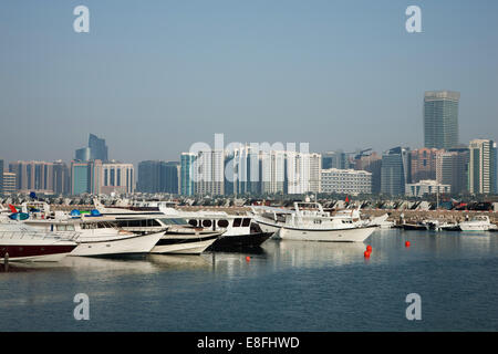 Hafen und Skyline der Stadt, Abu Dhabi, Vereinigte Arabische Emirate Stockfoto