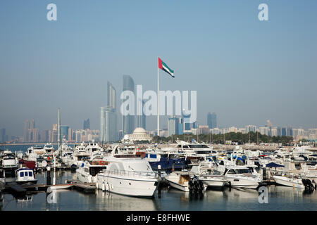 Hafen und Skyline der Stadt, Abu Dhabi, Vereinigte Arabische Emirate Stockfoto