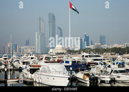 Hafen und Skyline der Stadt, Abu Dhabi, Vereinigte Arabische Emirate Stockfoto