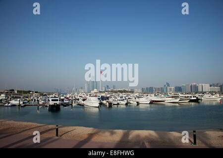 Hafen und Skyline der Stadt, Abu Dhabi, Vereinigte Arabische Emirate Stockfoto