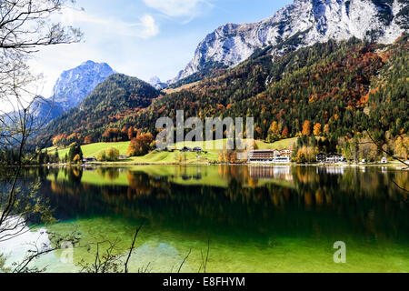 Deutschland, Nationalpark Berchtesgaden, Hintersee, Blick auf See und Berge Stockfoto