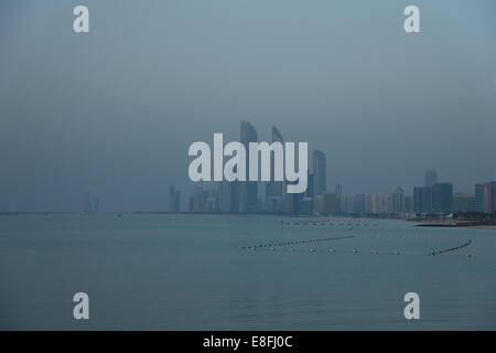 Vereinigte Arabische Emirate, Abu Dhabi Skyline in der Abenddämmerung Stockfoto