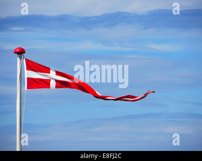 Dänischen Wimpel Flagge gegen teilweise bewölkter Himmel, Dänemark Stockfoto