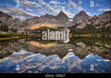 USA, Kalifornien, Inyo National Forest, Banner Peak und Mount Ritter spiegelt sich im See Ediza Stockfoto