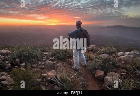 Mann, der Blick auf den Sonnenuntergang, Cleveland National Forest, Kalifornien, USA Stockfoto