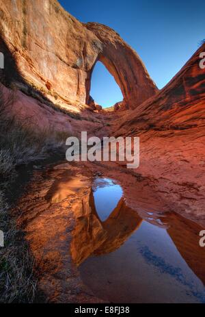 USA, Utah, Glen Canyon National Recreation Area, Reflexion von Broken Bow Arch Stockfoto