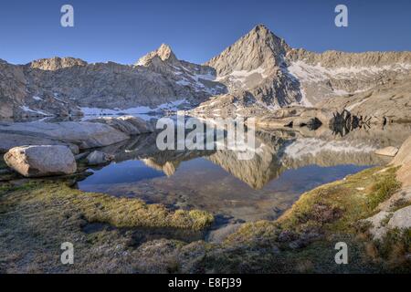 USA, California, Sequoia Nationalpark, Sawtooth Peak im Columbine See widerspiegelt Stockfoto