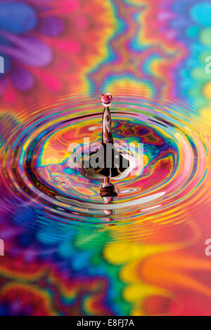 Wassertropfen mit farbigen Hintergrund Stockfoto