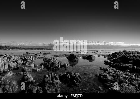 Neuseeland, Kaikoura, Blick auf felsigen Strand und Berge Stockfoto