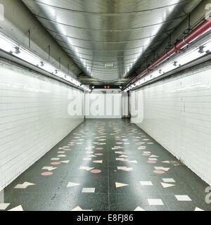 USA, New York State, New York City Subway Station Korridor Stockfoto