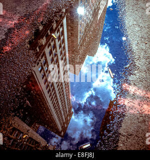 Wolkenkratzer Reflexionen in Pfütze, New York, USA Stockfoto