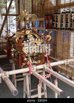 Mikoshi in Fukagawa Fetival aka werfen wasserfest auf Tomioka Hachimangu Schrein, Tokyo, Japan auf Samstag, 16. August 2014 statt. Stockfoto