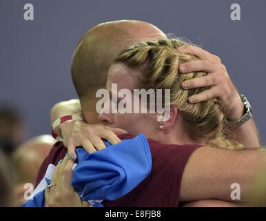 Eilidh Childs (SCO) bekommt eine kuscheln nach die Frauen 400m Hürden Finale. Leichtathletik - Hampden Park - Glasgow - UK - 31.07.2014 - Co Stockfoto