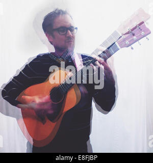 Porträt des Mannes, die Gitarre zu spielen Stockfoto