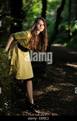 Ein Mädchen im Wald. Stockfoto