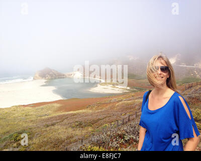 Porträt einer lächelnden Frau am Strand, Big Sur, Kalifornien, USA Stockfoto