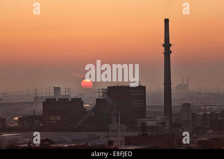 USA, Illinois, Cook County, Chicago, Ansicht der Fabrik bei Sonnenuntergang Stockfoto