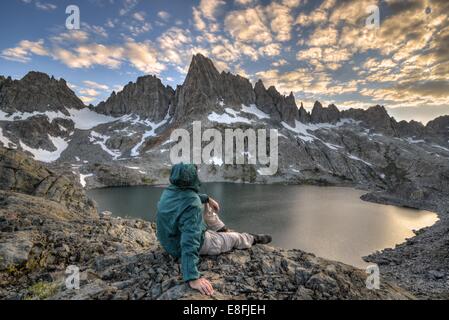 Rückansicht des Mannes, der die Berge, Inyo National Forest, Kalifornien, USA, betrachtet Stockfoto