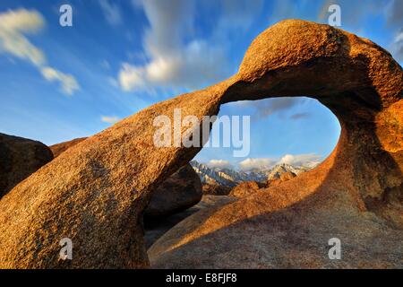 USA, California, Alabama Hills National Recreation Area, Blick auf Rowell Arch Stockfoto