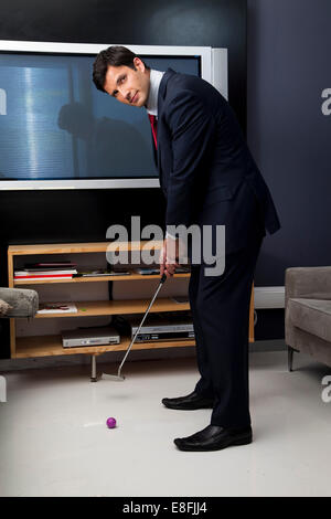 Geschäftsmann Golfball ins Büro Stockfoto