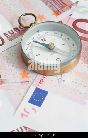 Kompass auf Euro-Banknoten Stockfoto