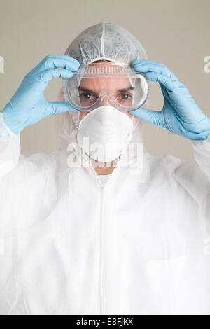 Wissenschaftler tragen Schutzanzug, Maske und Schutzbrille Stockfoto