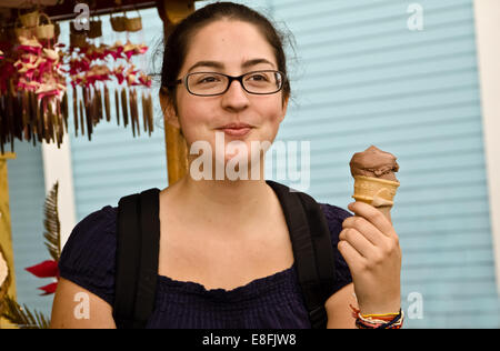 Lächelnde Frau ein Eis essen Stockfoto