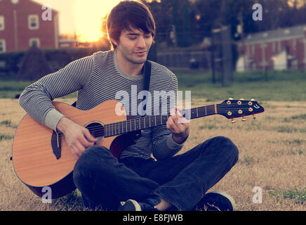 Junger Mann Gitarre spielen Stockfoto