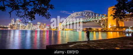 Australien, New South Wales, Sydney, beleuchtete Stadtbild in der Dämmerung Stockfoto