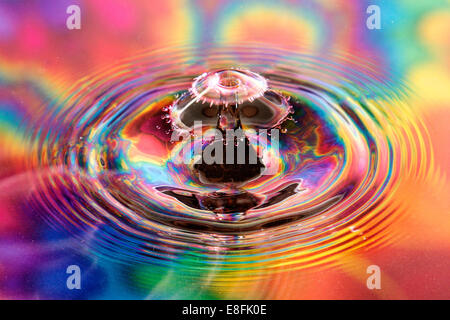 Wassertropfen mit farbigen Hintergrund Stockfoto