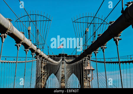 USA, New York State, New York City, Brooklyn Bridge mit Flagge Stockfoto