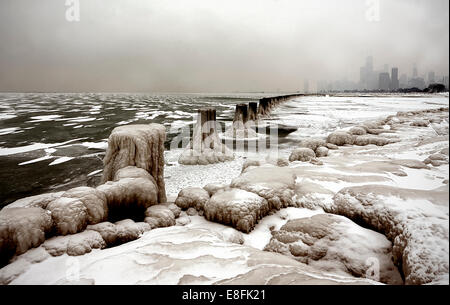 Gefrorene See und City Skyline, Chicago, Illinois, USA Stockfoto