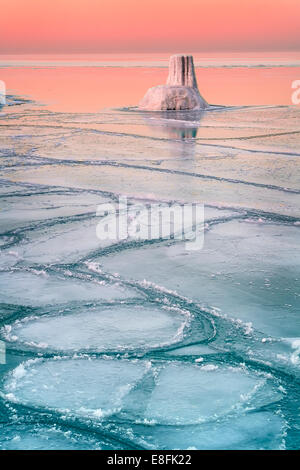 Sonnenuntergang über gefrorenem See, Lake Michigan, Chicago, Illinois, USA Stockfoto