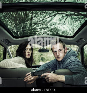 Mann und Frau in einem Auto auf der Flucht, England, Großbritannien Stockfoto