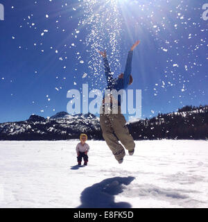 Zwei Jungs spielen im Schnee, Lake Tahoe, Kalifornien, USA Stockfoto
