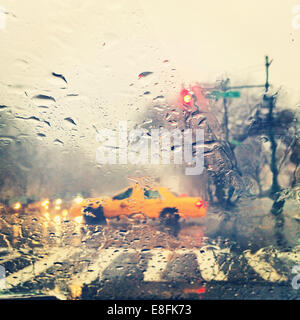Gelbe Taxi fahren im Regen, Brooklyn, New York, USA Stockfoto
