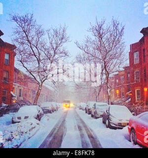 Wohnstraße im Schnee, Brooklyn, New York, USA Stockfoto