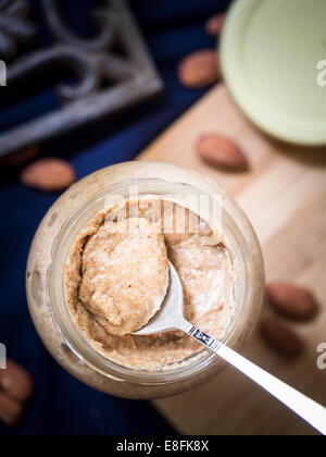 Hausgemachte Bio-Mandel-Butter in ein Gefäß. Stockfoto