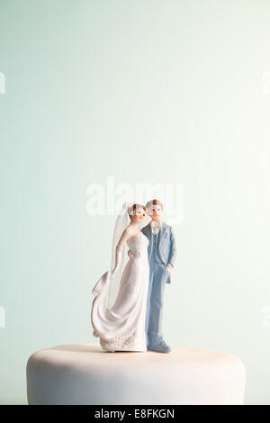 Braut und Bräutigam Figuren auf Hochzeitstorte Stockfoto