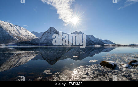 Bergreflexionen in einem See, Hognfjord, Sortland, Nordland, Norwegen Stockfoto