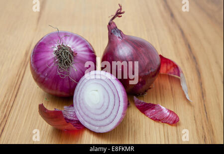 Nahaufnahme von geschälten roten Zwiebeln und einer halben Zwiebel Stockfoto