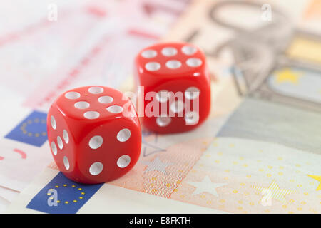 Roten Würfel auf Euro-Banknoten Stockfoto