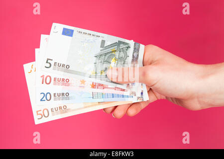 Hand, die Euro-Banknoten Stockfoto